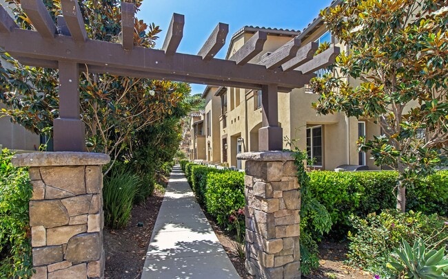 Building Photo - Bristol Cove townhome with lagoon views
