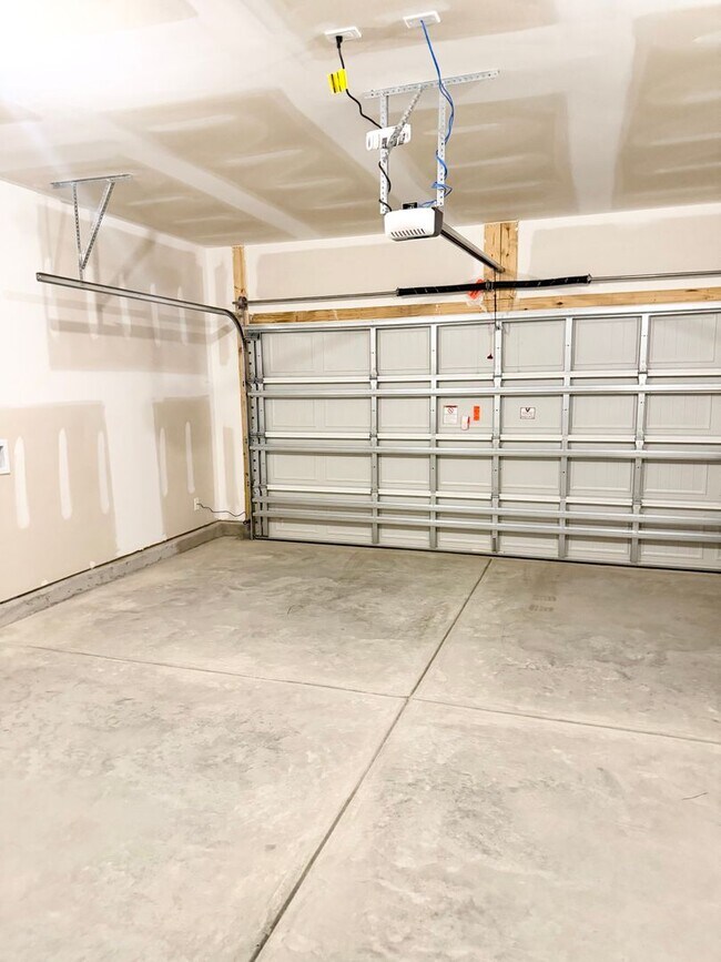 Building Photo - BRAND NEW! Beautiful 3 bedroom/2 bathroom home available now!