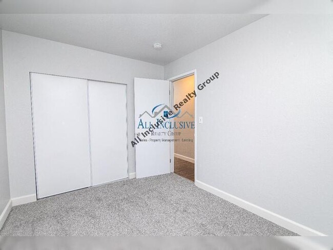 Building Photo - Charming 2 Bedroom 1 Bath! Half Off One Mo...