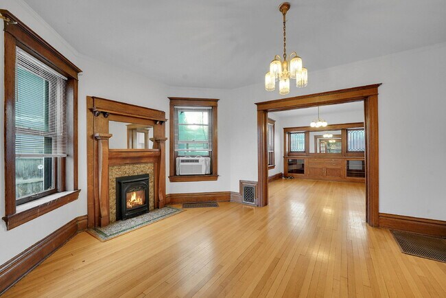 Building Photo - $2,180.95 - Charming 1 bed, 1 bath located in Denver with Bonus Flex Room!