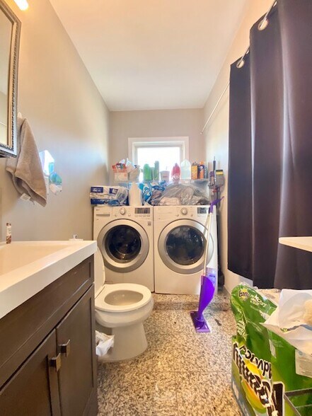 Building Photo - 77 Linden St