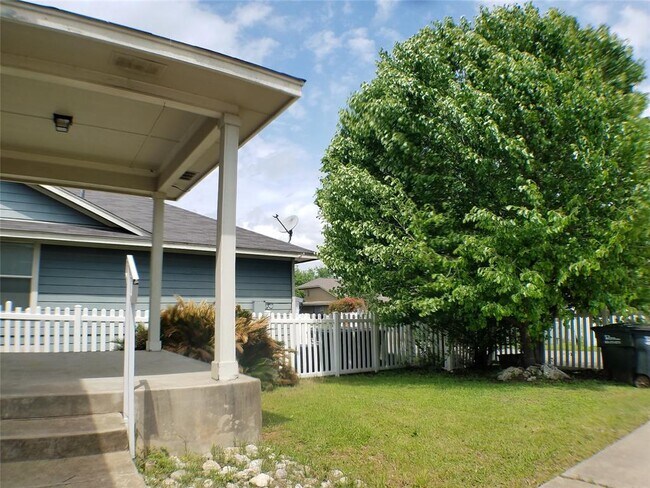 Building Photo - 152 Dressen