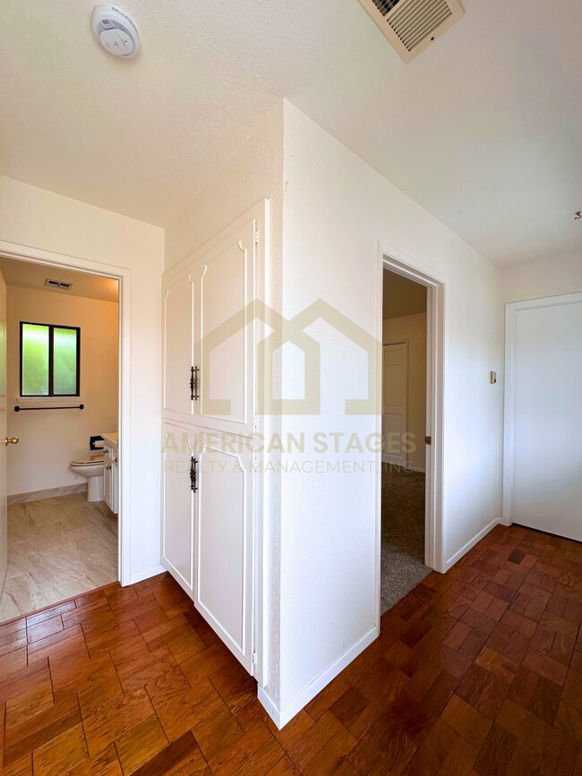 Building Photo - 632 University Dr