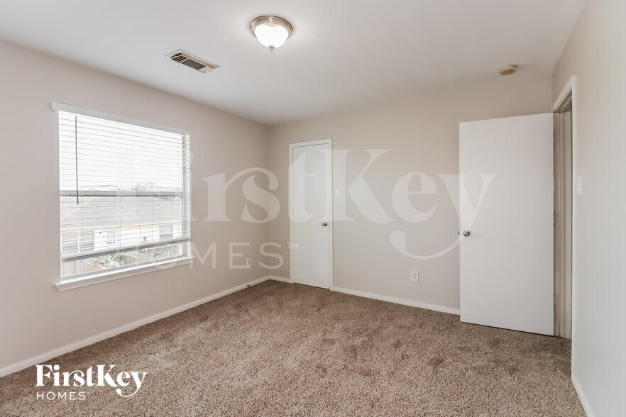 Building Photo - 25339 Barmby Dr