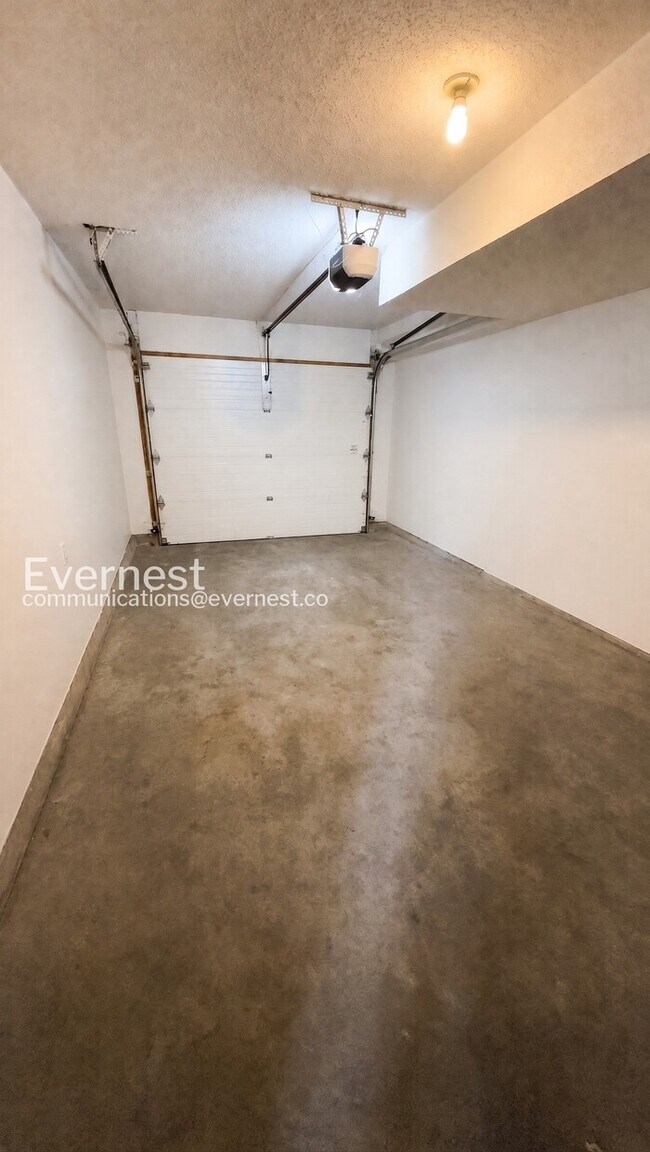 Building Photo - 3 Bed/1.5 Bath Home with Fenced Yard & Garage / Pet-Friendly / Vouchers Accepted / Available Now!
