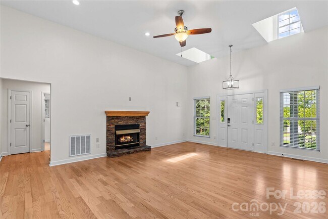 Building Photo - 5020 Fox Hollow Dr