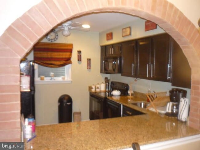 Building Photo - 2540 Fairfax Dr