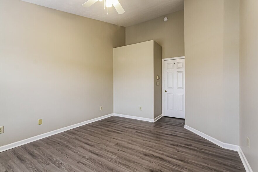 Building Photo - 5384 Lakeside Manor Dr
