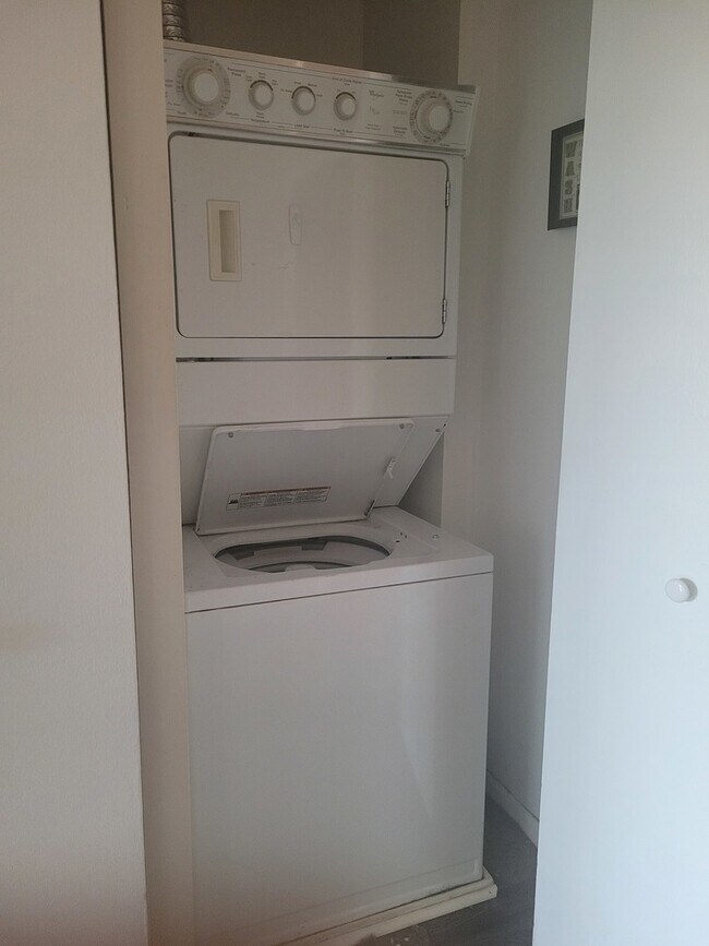 Building Photo - 6010 Oakwood Dr