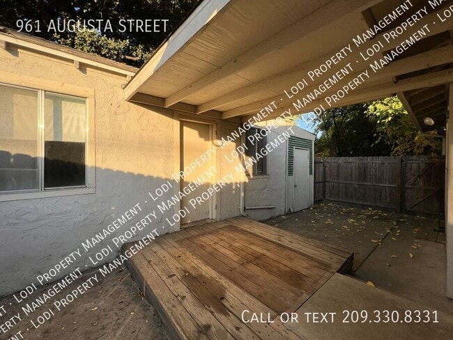 Building Photo - 961 E Augusta St