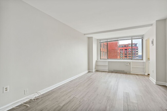 Building Photo - Charming & Bright Studio at River Place West