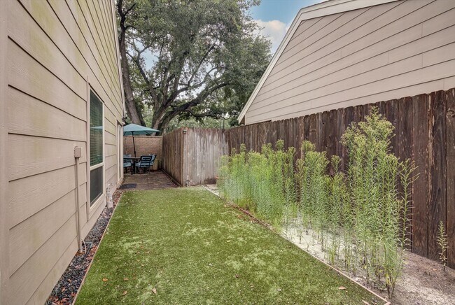 Building Photo - 13975 Hollowgreen Dr