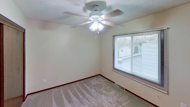 Building Photo - 2 BR, 1.5 BA Clive split level duplex.  Deck and one car attached garage.