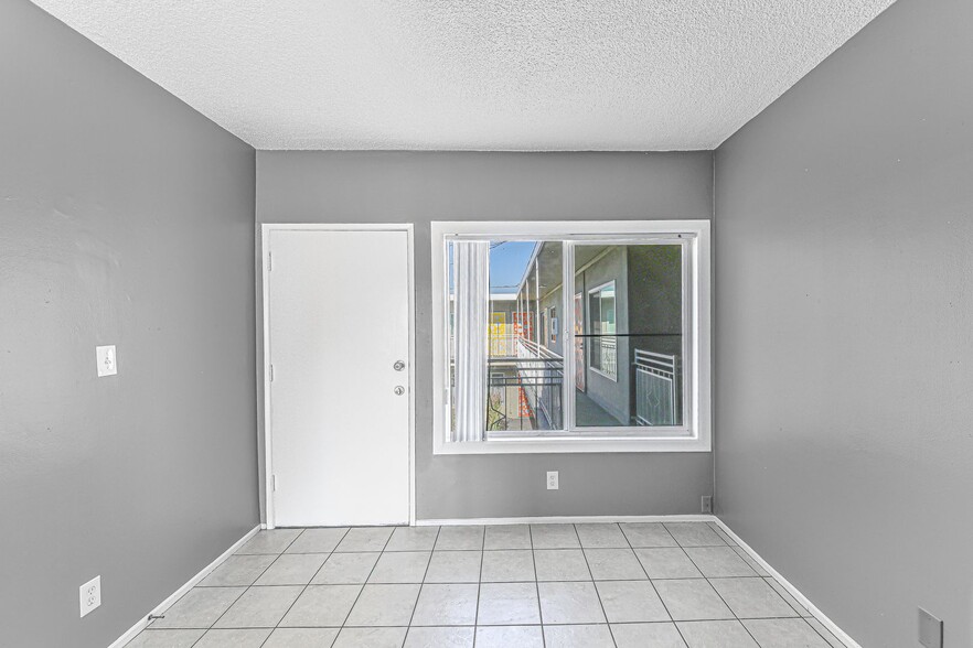 Building Photo - 210 E 29th St