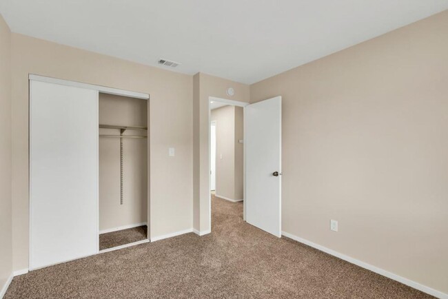 Building Photo - Updated 3 Bed 1.5 Bath Townhome