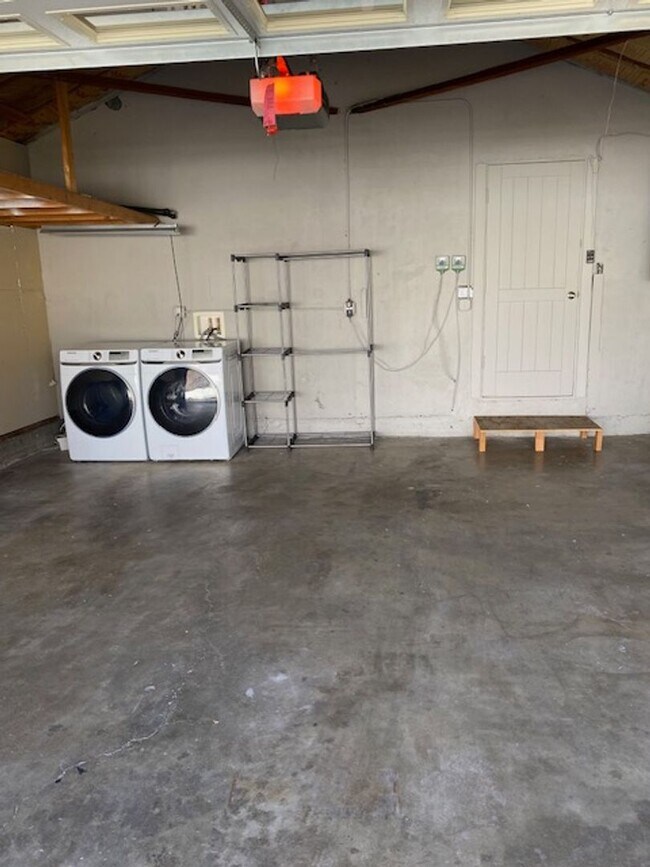 Building Photo - 2 Bedroom and 1 Bathroom Old Southwest Reno Home