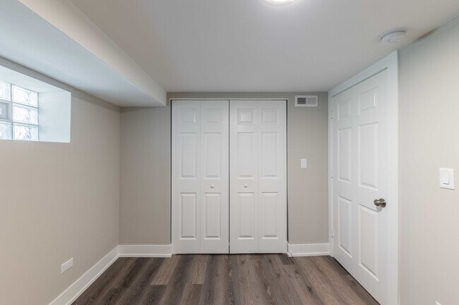 Building Photo - 6835 S Komensky Ave