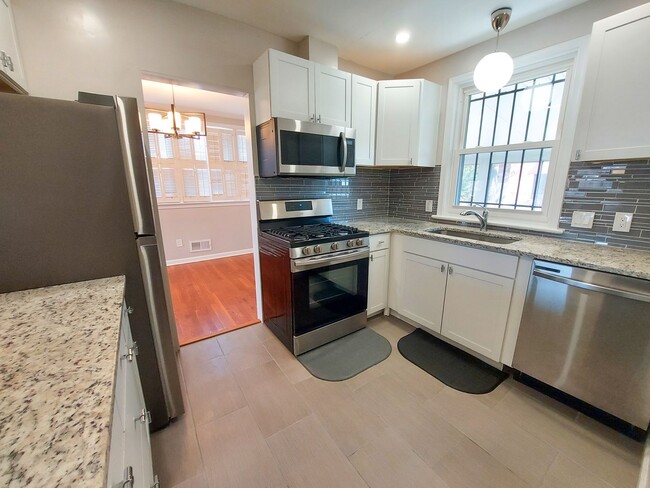 Building Photo - Fully Renovated 3br/2bth with large yard i...