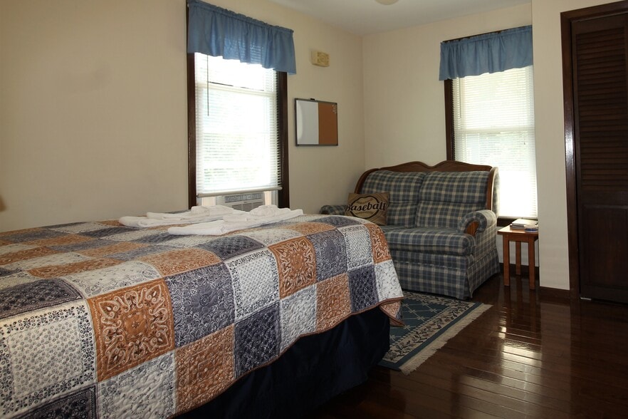 Bedroom/Living area combo efficiency apartment - 48 Miller St