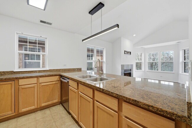 Building Photo - 1156 N Howe St