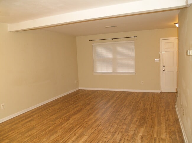 Building Photo - 8907 Hunter Ridge Dr