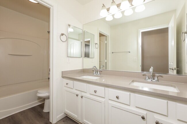 Building Photo - 4515 E Oxford Ln