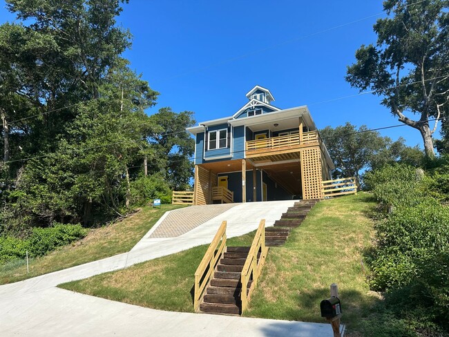 Building Photo - TREETOP HOME w/downstairs Suite