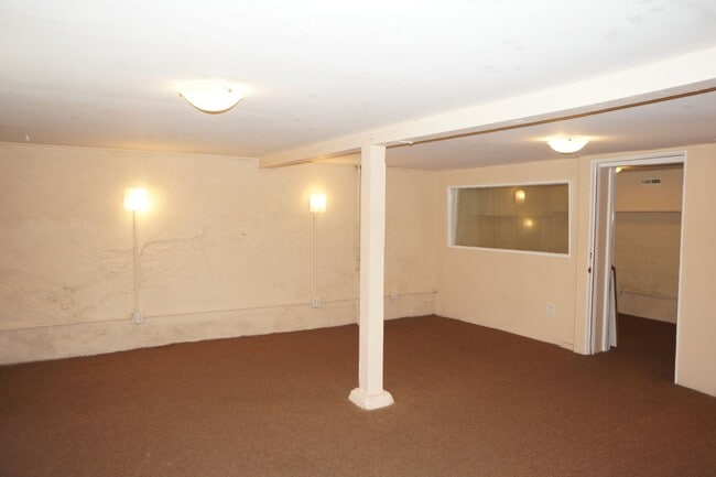 Building Photo - NE Portland 3 bedroom Rose City Park