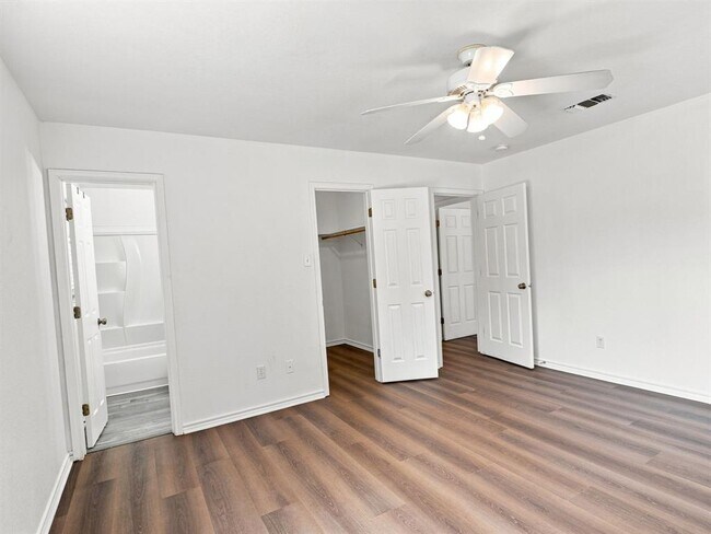 Building Photo - 1303 Lovers Ln