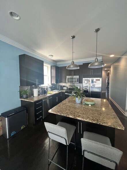 Building Photo - 3322 W Eastwood Ave