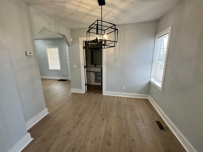 Building Photo - 215 E North - 4 Bedroom/1 Bathroom Home Do...
