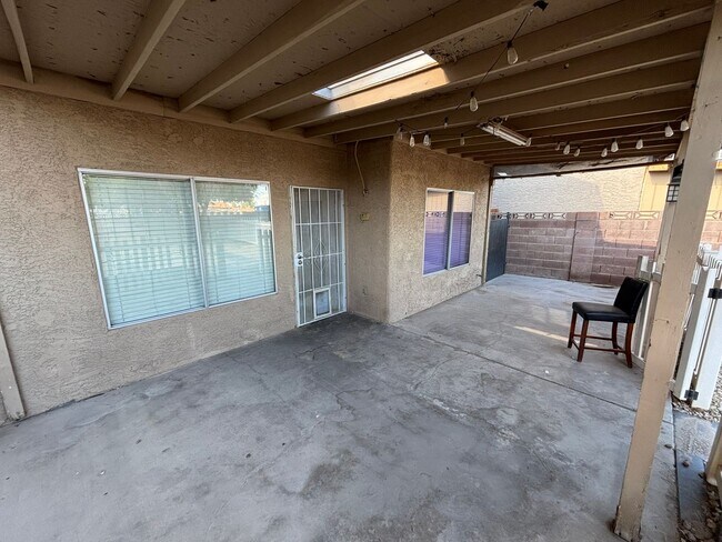 Building Photo - Spacious 3BED/3BATH Two story home located...