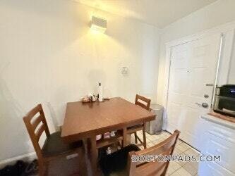 Building Photo - 829 Beacon St