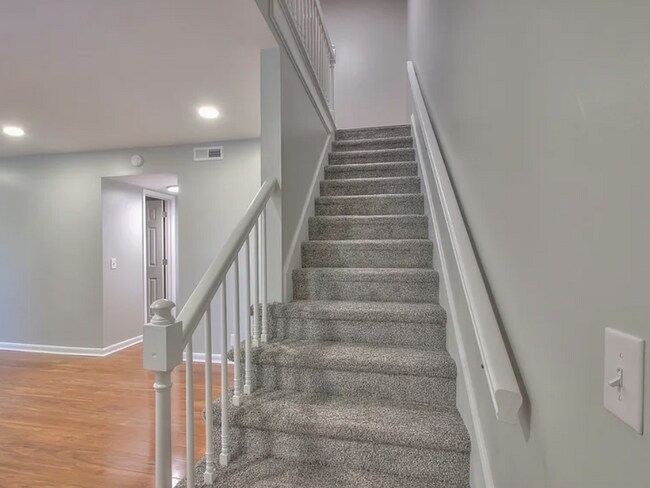 Building Photo - Newly Renovated 3-Bedroom in Hickory Valley Condos, Community Pool and Pet Friendly!