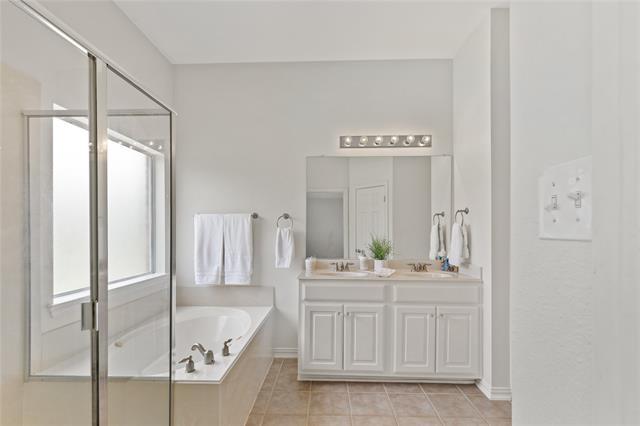 Building Photo - 2655 Lake Ridge Dr
