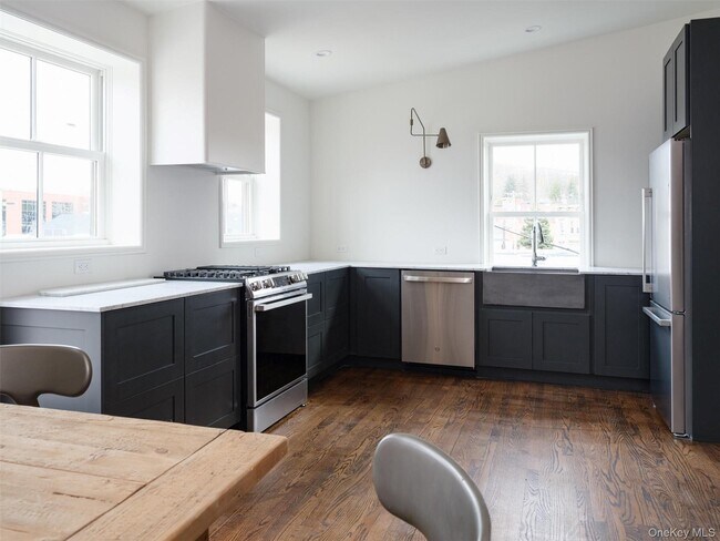 Building Photo - 702-704-704 Columbia St