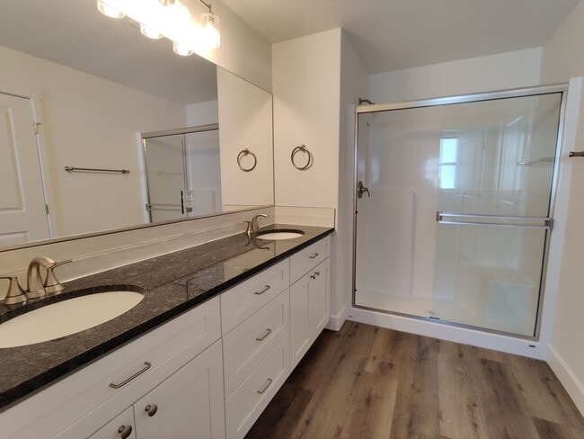 Building Photo - Stunning Newer Build in Benton City