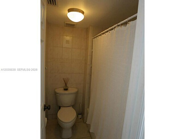 Building Photo - 205 Lakeview Dr
