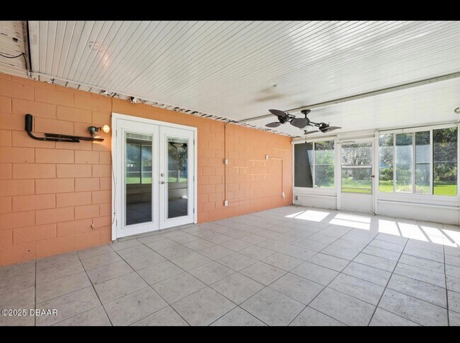 Building Photo - 3 Bedroom with Florida Room and Shed Available Now - Daytona Beach