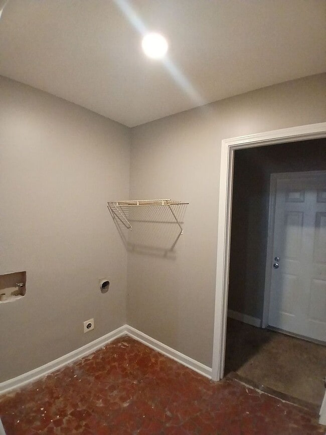 Building Photo - Newly Renovated Home in Parkway Village  - Open To Section 8