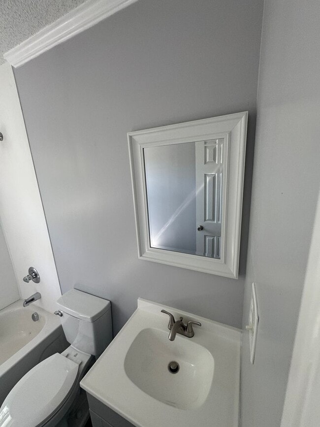 Building Photo - 2 Bedroom House in East Tarboro - One mont...
