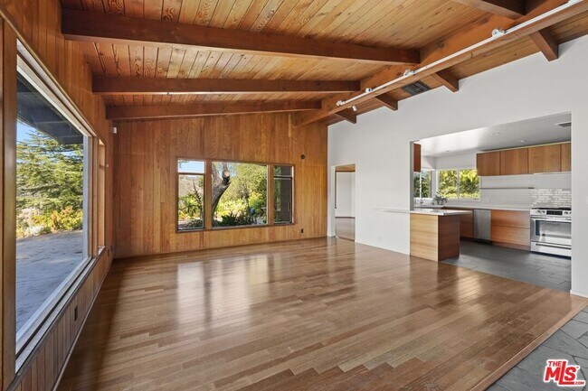 Building Photo - 21277 Entrada Rd