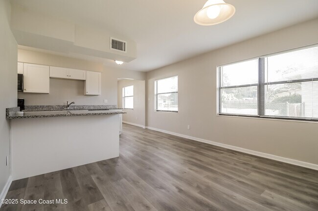 Building Photo - 568 Gardenia Cir
