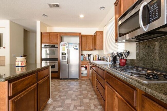 Building Photo - 4 Bed Home for Rent Palmdale CA 93551