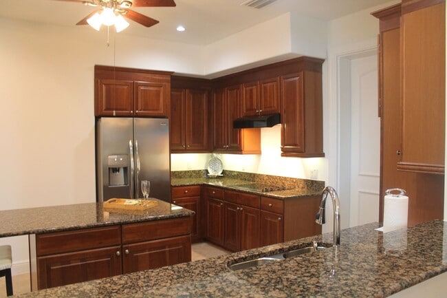 Building Photo - AVAILABLE May 1-2026 ...Spacious and Bright 3 bedroom-2.5 bath ground floor Condo in popular Hamm...