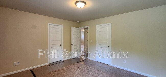 Building Photo - 525 Twelve Oaks Dr