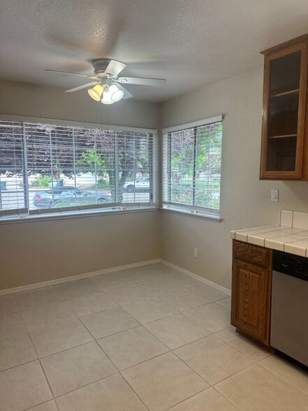 Building Photo - 430 Silvertail Pl