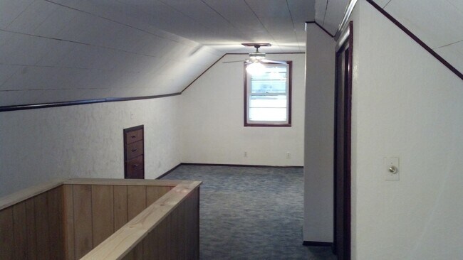 Building Photo - 3 Bedroom, 1 Bath Home with Hardwood Floors!