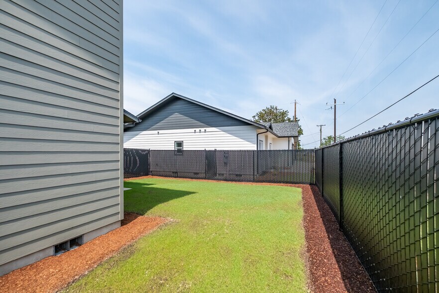 Building Photo - 400 Wagon Wheel Dr