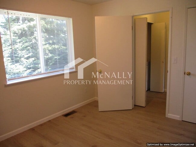 Building Photo - 2 Bedroom, 1.5 Bathroom Townhouse in Port ...